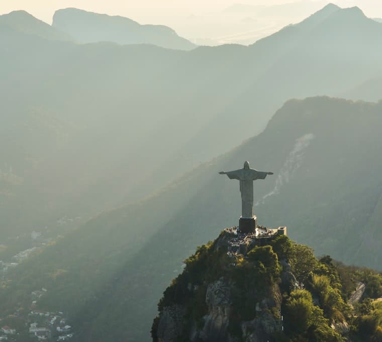 Cristo Redentor entre as montanhas do Rio de Janeiro