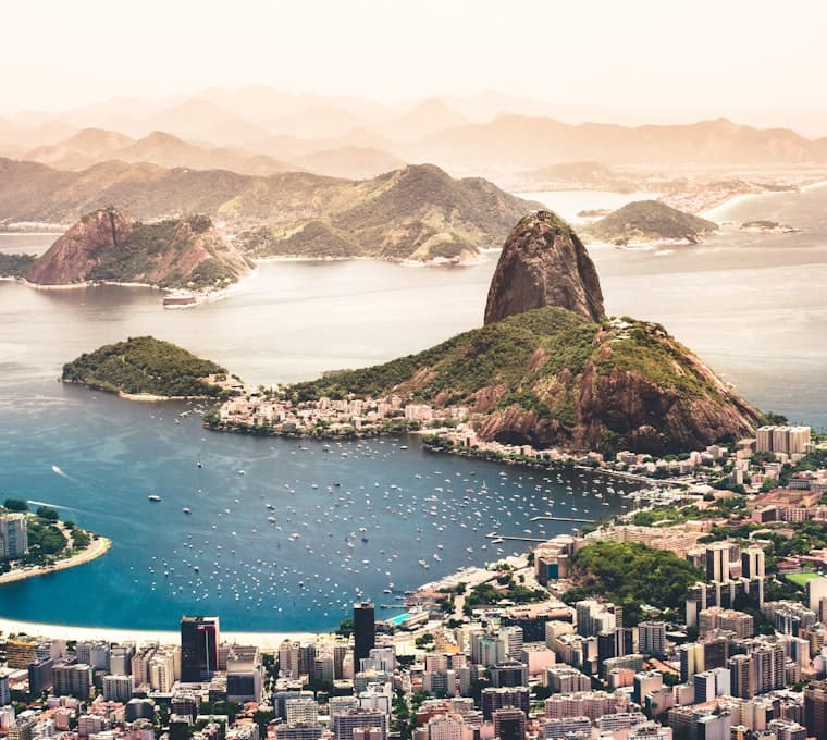 Vista aérea do Pão de Açúcar e da Baía de Guanabara, Rio de Janeiro